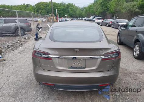 2015 Tesla Model S 70D/85D/P85D z USA, uszkodzony, nr VIN 5YJSA1E29FF110528